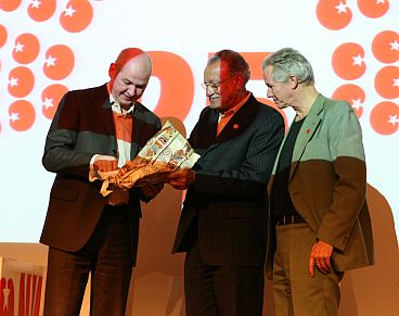 Faisal Nasser overhandigd het geschenk aan Jan Marijnissen en Hans van Heijnignen