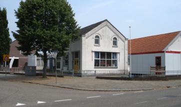 De bestaande bouwvallige school in Swartbroek.