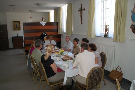 werkbezoek Sadet Karabulut aan de afdeling sociale zaken van de gemeente in Weert