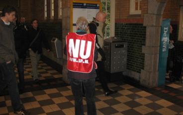 De SP deelt de gratis NU-krant uit op het Weerter station