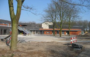 Het schoolplein van de nieuwe brede school Aan de Bron doet nu nog meer aan als een bouwplaats...