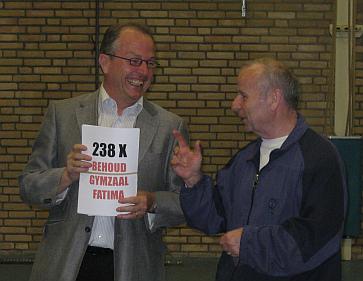 De heer van den Hurk biedt wethouder Coolen 238 handtekeningen aan vóór behoud van gymzaal Molenveld in Fatima