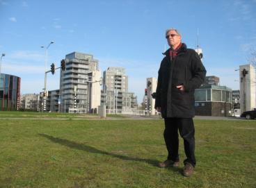 SP fractievoorzitter Herman Beuvens op het braakliggende terrein bij de Stadsbrug waar, zo denkt de SP, prima het stadhuis gebouwd kan worden.