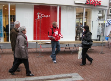 ZO kranten uitdelen op de Weerter weekmarkt. Campagne Provinciale Statenverkiezingen 2011