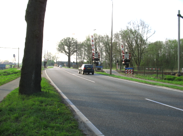 De spoorwegovergang over de Roermondseweg (N280) net buiten Weert. Voor een betere doorstroming en veiligheid zou de SP hier graag een brug of tunnel zien.