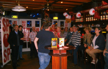 SP'ers volgen de uitslag van de Tweede Kamer verkiezingen 2012 in SP cafe De Beatrix
