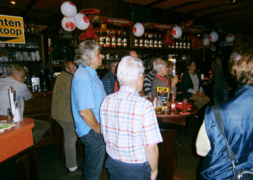 SP'ers volgen de uitslag van de Tweede Kamer verkiezingen 2012 in SP cafe De Beatrix