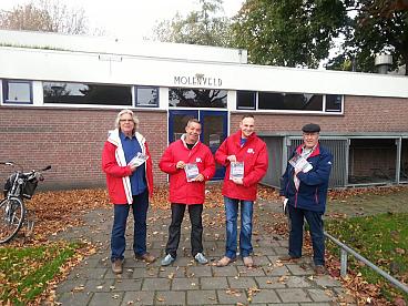 SP'ers voor gymzaal Molenveld Fatima met felicitatie pamflet